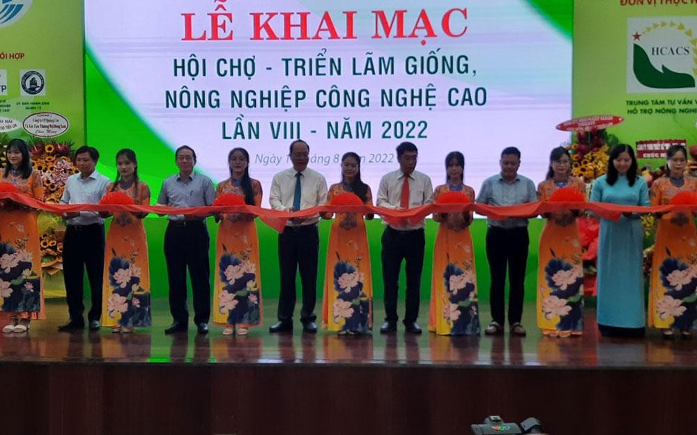 Cắt băng khai mạc Hội chợ-Triển lãm.