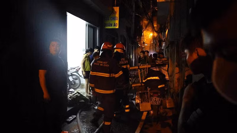 Lực lượng chức năng dùng xe máy để chở thiết bị vào ngõ nhỏ.