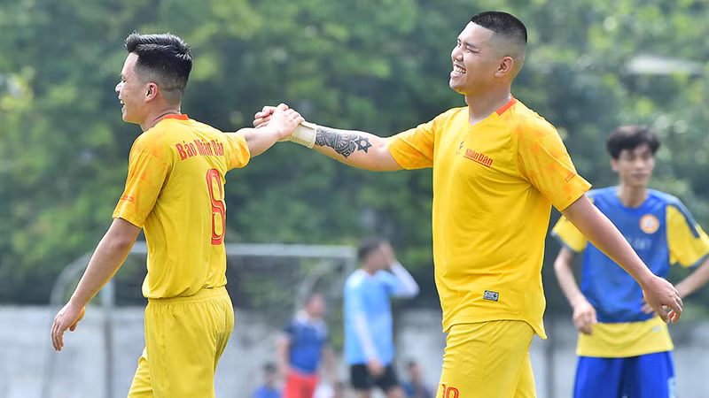 Niềm vui của các cầu thủ Báo Nhân Dân sau thắng lợi dễ dàng 8-2 trước đội bóng của Hội Nhà báo Việt Nam.