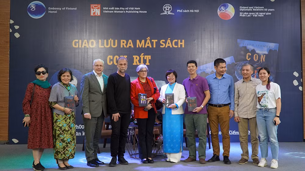 Tác giả Risto Isomaki (áo đen, thứ 4 từ trái sang) trong buổi ra mắt sách.