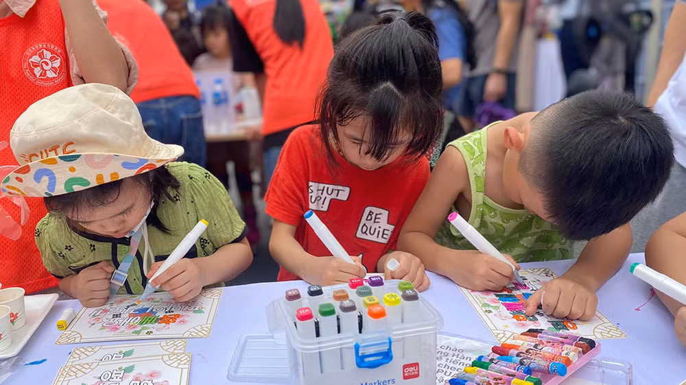 Các em nhỏ tham gia vẽ tranh.