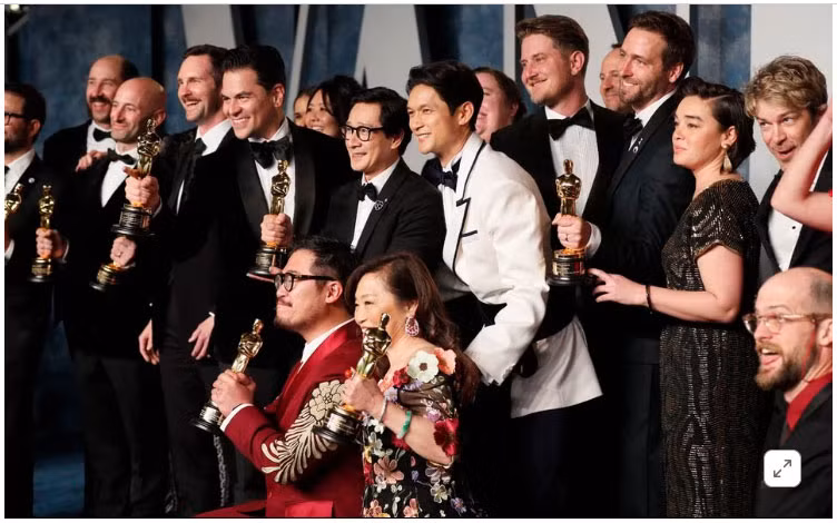 Đoàn làm phim "Everything Everywhere All at Once" nhận giải Oscar. (Ảnh: Reuters)