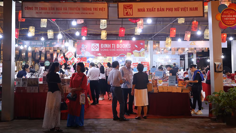 Đông đảo người đọc tới tham quan và mua sách ngay trong tối khai mạc sự kiện.