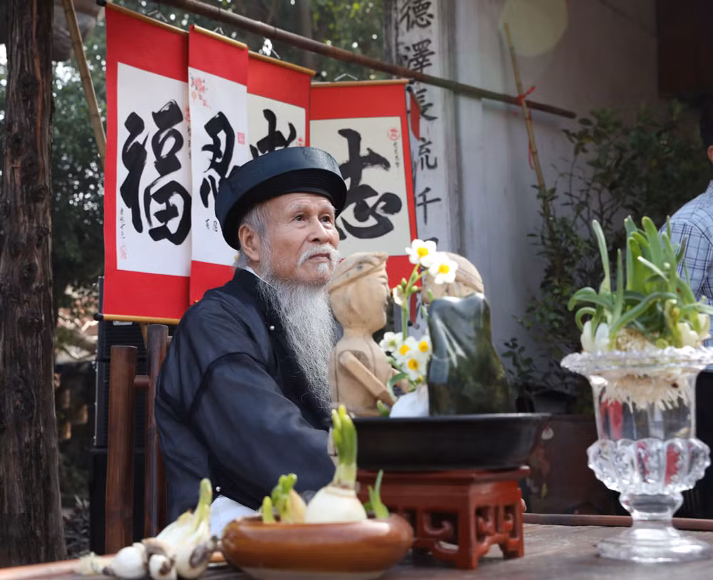 Những bình thủy tiên gợi nhớ Tết xưa.