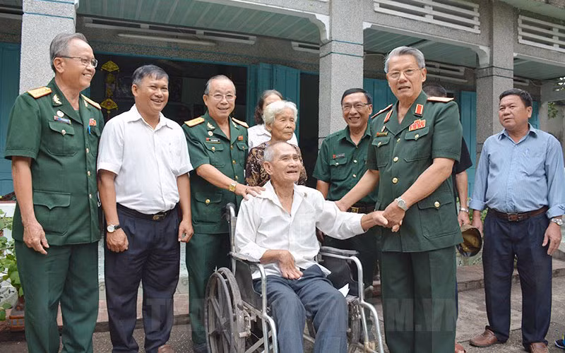 Hội Cựu chiến binh Thành phố thăm, tặng quà động viên thương binh tại huyện Củ Chi. (Ảnh: Trang tin Đảng bộ Thành phố Hồ Chí Minh)