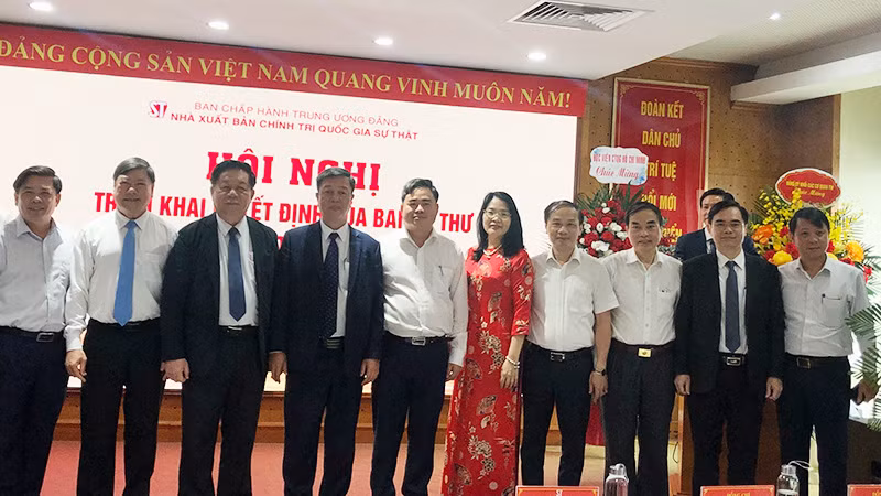 Các đồng chí lãnh đạo Đảng, Nhà nước chụp ảnh cùng đồng chí Vũ Trọng Lâm và cán bộ Nhà xuất bản.