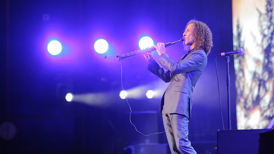 Nghệ sĩ saxophone Kenny G. 