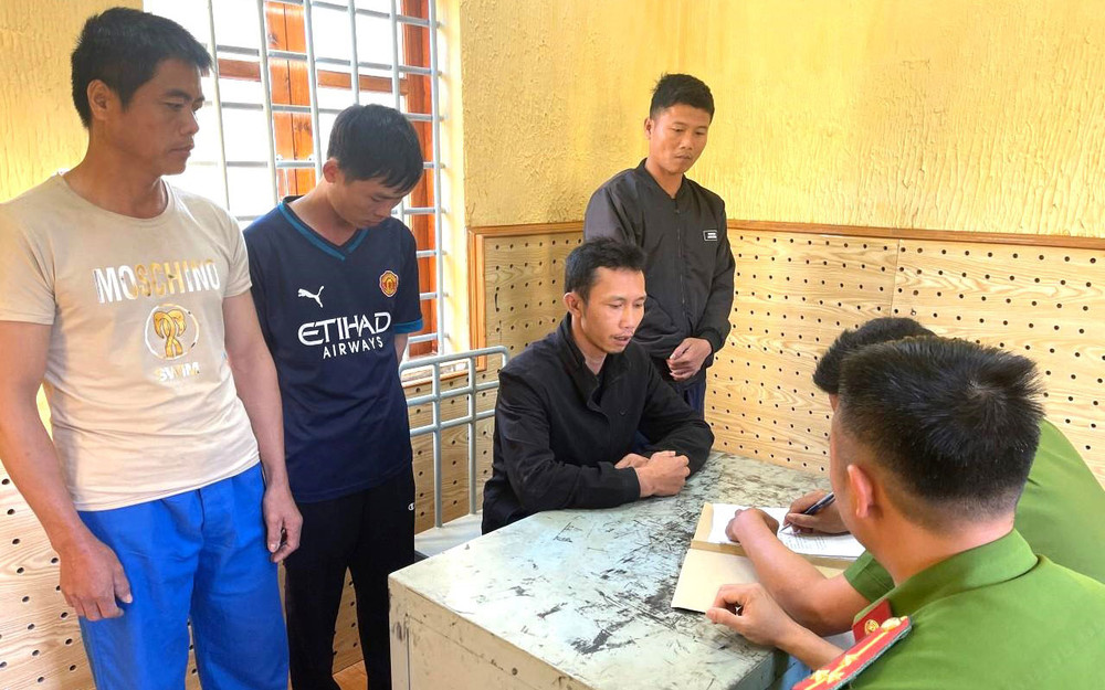 Bốn đối tượng Nhân, Mạnh, Thiêm và Kiên tại cơ quan công an.
