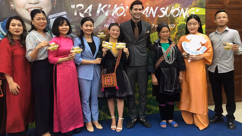 Hai mẹ con chị Say và Di cùng các khách mời, đại biểu tại chương trình. Hai mẹ con chị Say và Di cùng các khách mời, đại biểu tại chương trình.