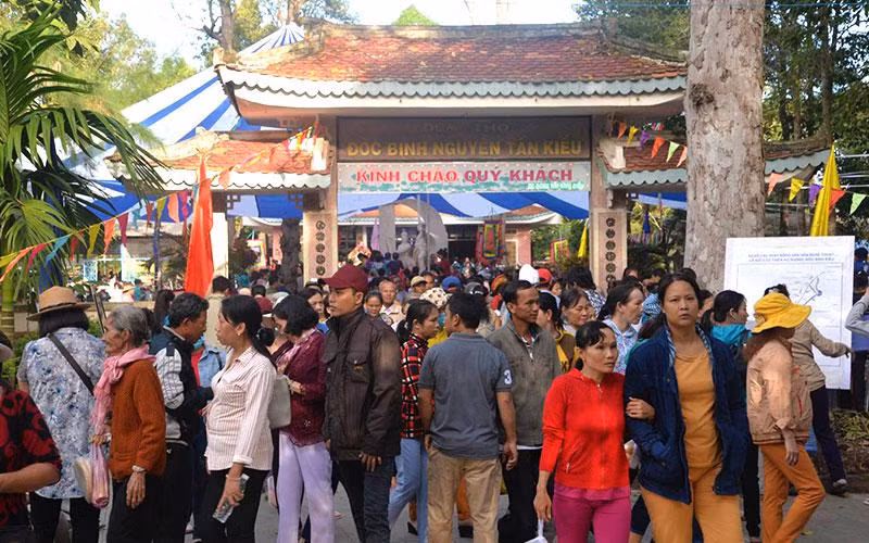 Du khách thập phương viếng Đền thờ Đốc Binh Kiều. (Ảnh tư liệu).