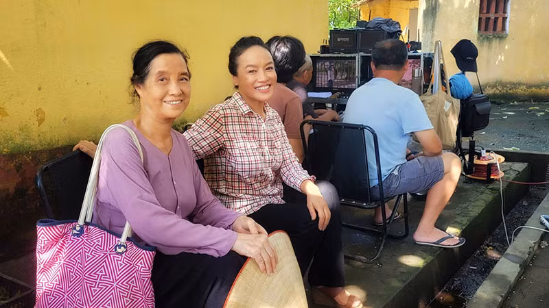 Hai NSƯT Ngọc Tản và Tú Oanh trên phim trường.