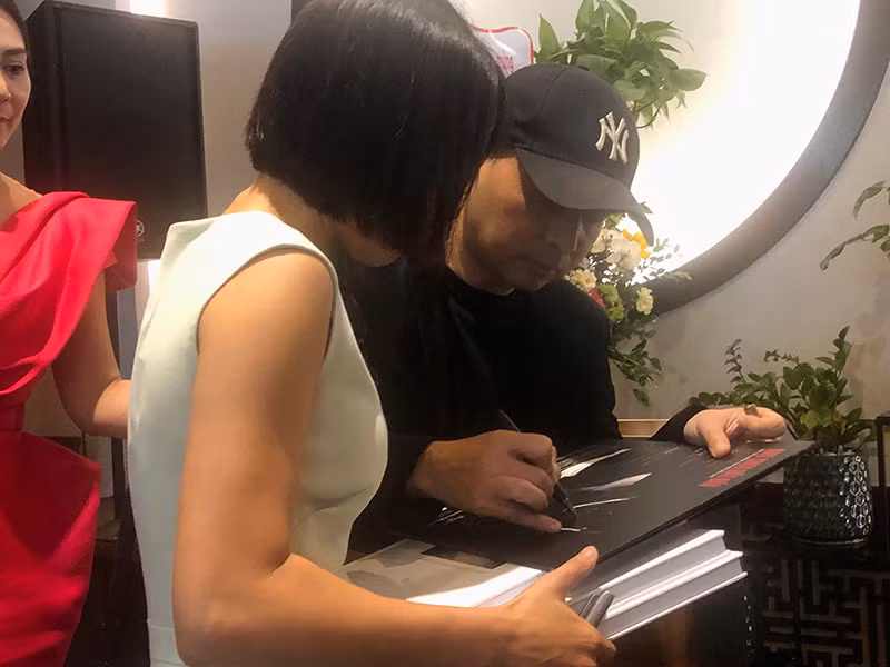 Nhạc sĩ Đức Trí ký tặng sách và đĩa than. Nhạc sĩ Đức Trí ký tặng sách và đĩa than.