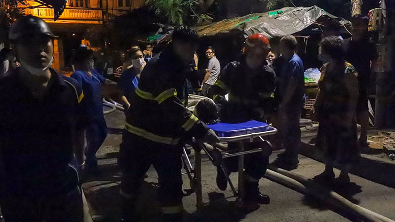 Các nạn nhân được khẩn trương đưa đi cấp cứu.