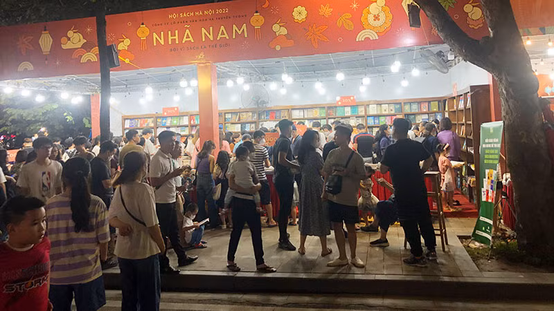 Bạn đọc xếp hàng chọn sách và chờ thanh toán ở gian hàng của Nhã Nam tại Hội sách Hà Nội 2022.
