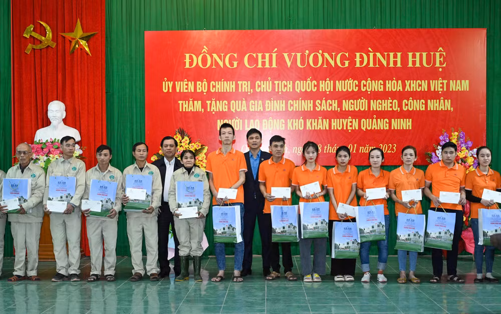 Lãnh đạo Tổng Liên đoàn Lao động Việt Nam tặng quà cho các công nhân, người lao động có hoàn cảnh khó khăn.