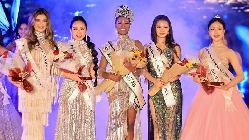 Anna Hoàng (thứ hai từ trái sang) tại lễ trao giải. (Ảnh: Nhân vật cung cấp)