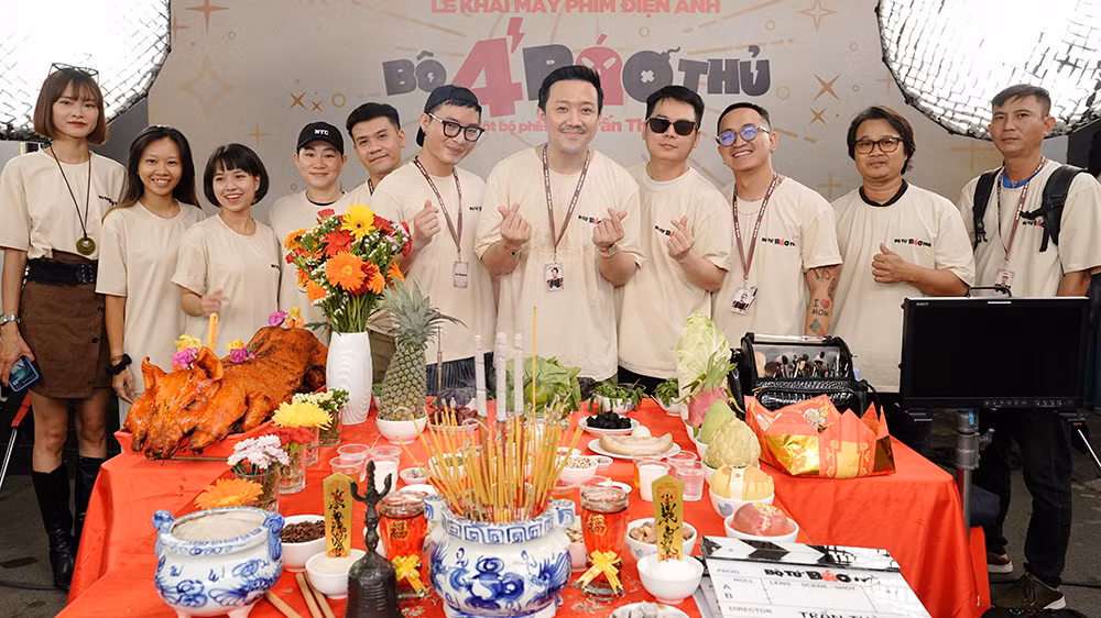 Trấn Thành cùng ê kíp làm phim tại lễ khai máy. (Ảnh: Galaxy Studio)
