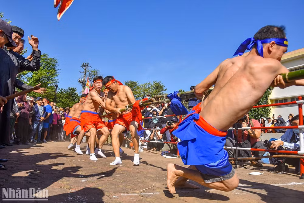 Giao lưu kéo co tại đền Trấn Vũ. (Ảnh: NHẬT QUANG)