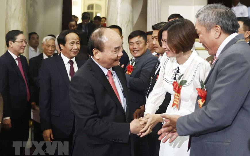 Chủ tịch nước Nguyễn Xuân Phúc với các đại biểu tham dự buổi lễ. (Ảnh: TTXVN)