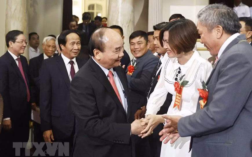 Chủ tịch nước Nguyễn Xuân Phúc với các đại biểu tham dự buổi lễ. (Ảnh: TTXVN)