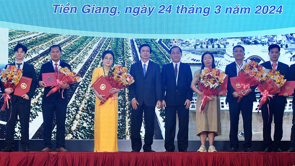 Lãnh đạo tỉnh Tiền Giang trao chấp thuận, giấy phép cho các nhà đầu tư.