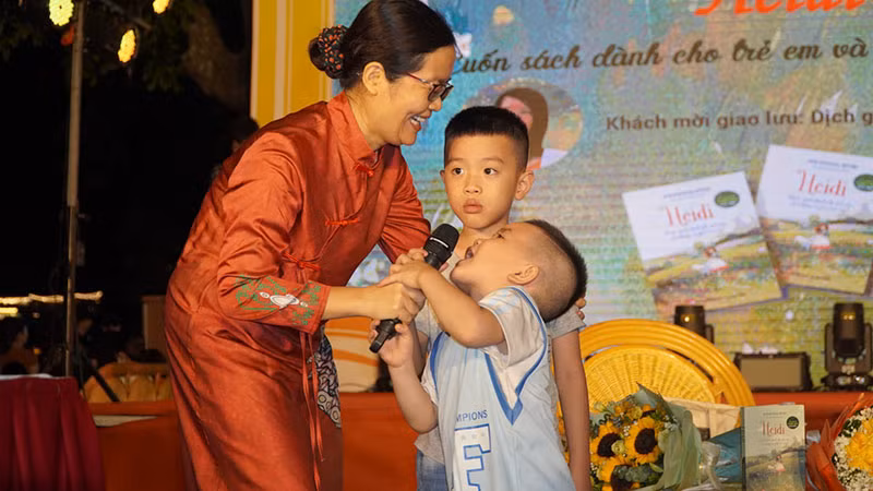 Những em bé còn rất nhỏ cũng tham gia giao lưu với cô Bích Lan và Nhà xuất bản Phụ nữ Việt Nam.
