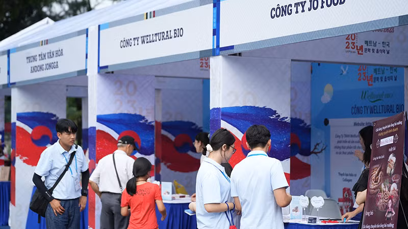 Các gian hàng giới thiệu các sản phẩm, dịch vụ của Việt Nam và Hàn Quốc.