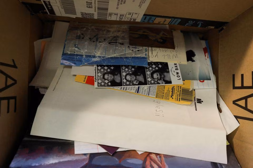 Những vật dụng,giấy tờ được chị Mc Kellar lưu giữ trong những chiếc phong bì.