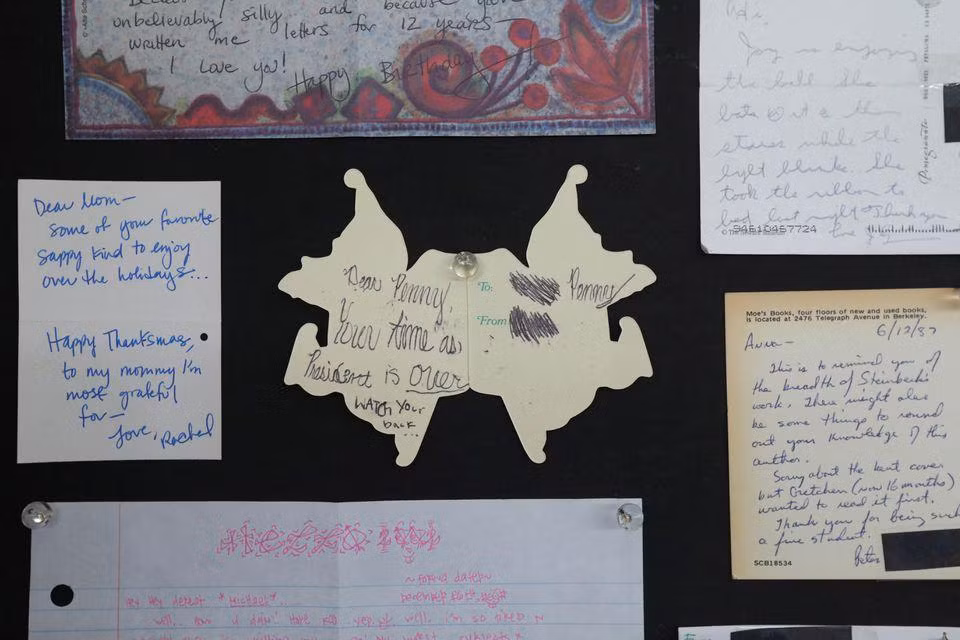 Những giấy tờ bị bỏ quên được trưng bày trong triển lãm. (Ảnh: Reuters)