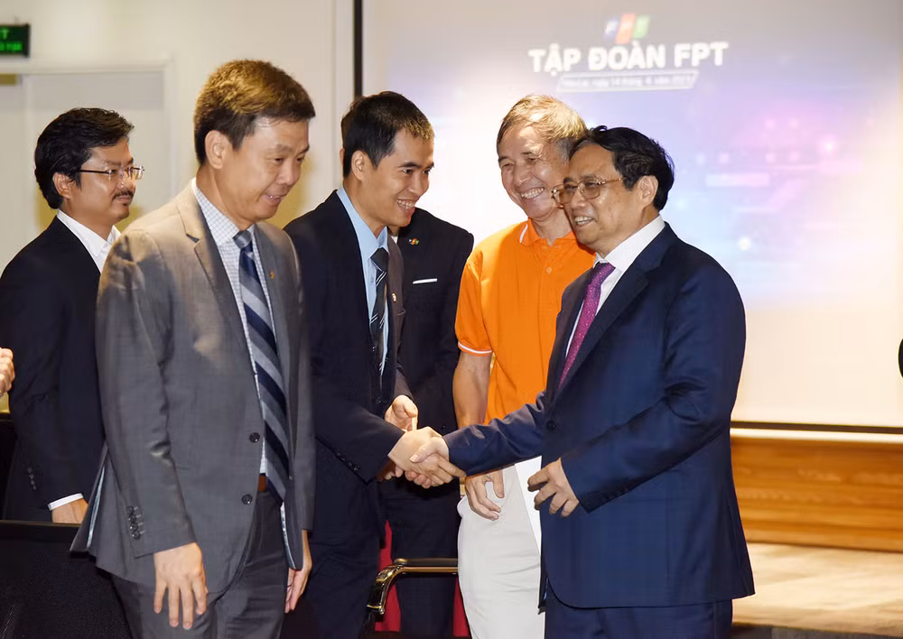 "Đào tạo nguồn nhân lực để thu hút đầu tư, đào tạo nhân lực để chuyển giao công nghệ, đào tạo nguồn nhân lực để thích ứng với điều kiện, hoàn cảnh đất nước, đào tạo nguồn nhân lực đáp ứng nhu cầu từng vùng miền, từng lĩnh vực, đào tạo nguồn nhân lực để thực hiện các mục tiêu, khát vọng phát triển đất nước tới năm 2030, năm 2045", Thủ tướng một lần nữa nhấn mạnh.