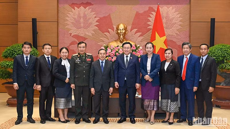 Chủ tịch Quốc hội Vương Đình Huệ và Đại sứ Lào Sengphet Houngboungnuang chụp ảnh lưu niệm với các đại biểu tại buổi tiếp. (Ảnh: DUY LINH)