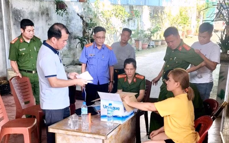 Cơ quan Cảnh sát điều tra Công an tỉnh Tuyên Quang khám xét nơi ở của đối tượng Phan Thị Hồng.