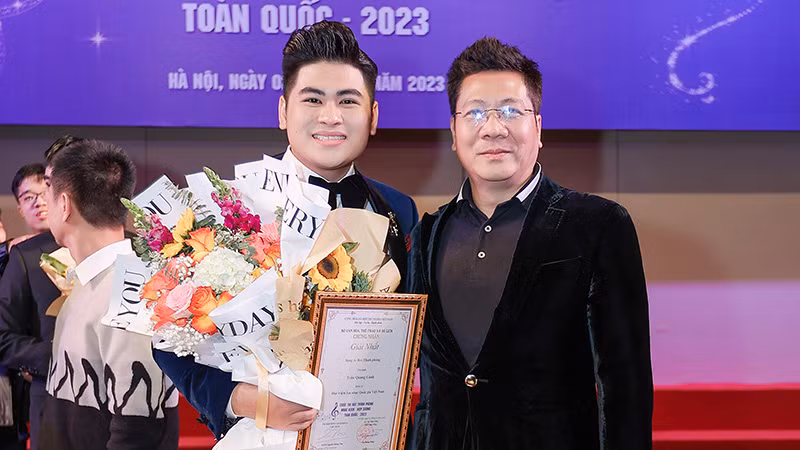 Cảnh Trần và thầy của mình, NSND Quốc Hưng. Cảnh Trần và thầy của mình, NSND Quốc Hưng.