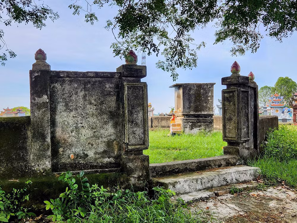 Khu lăng mộ ở Đông Khê.