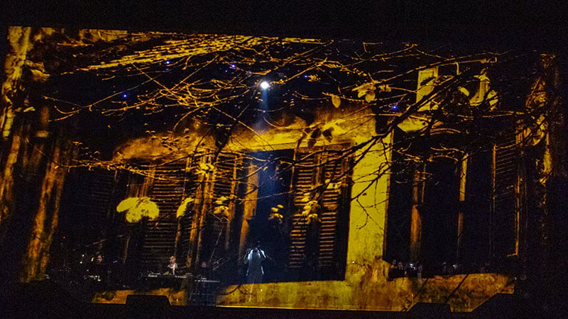 Thiết kế và sắp đặt sân khấu như một yếu tố góp phần kể chuyện cho show diễn.