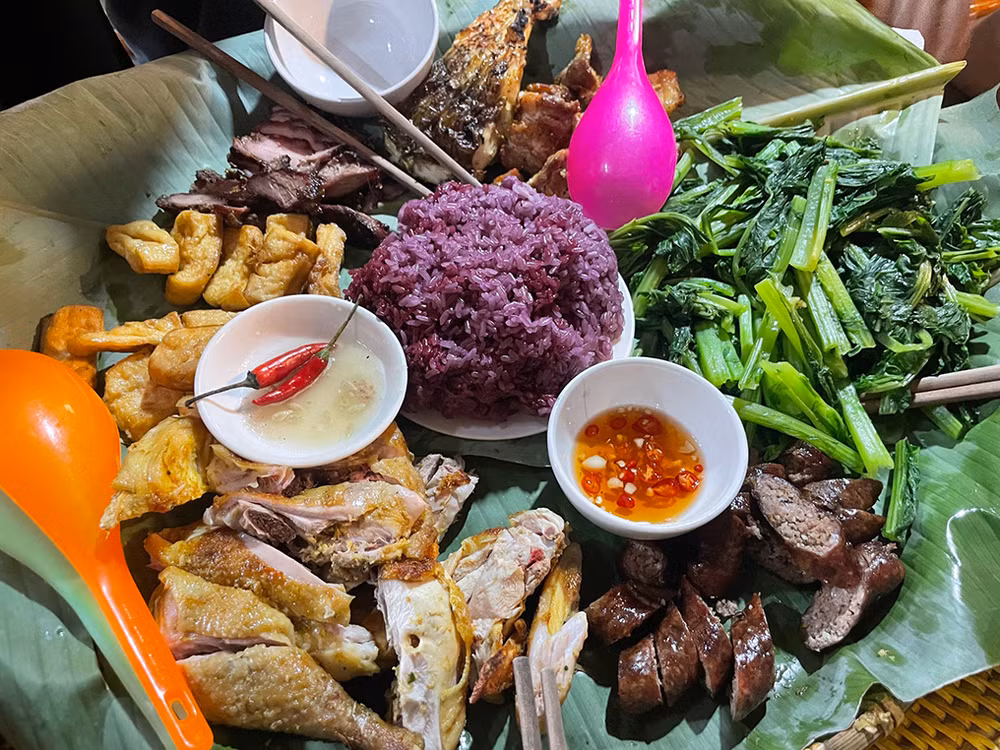 Mâm cơm của đồng bào Thái.