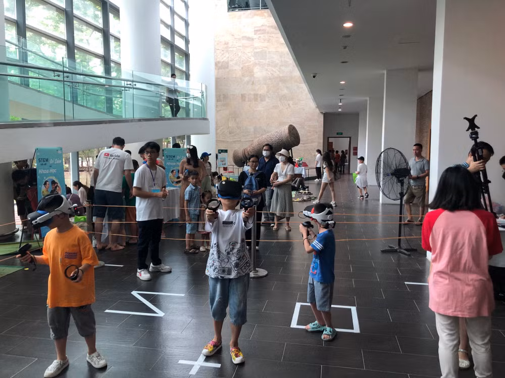 Trò chơi thực tế ảo hấp dẫn nhiều bạn nhỏ.