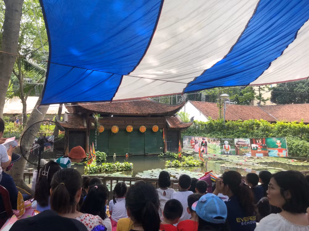 Sân khấu múa rối nước chật kín khán giả.