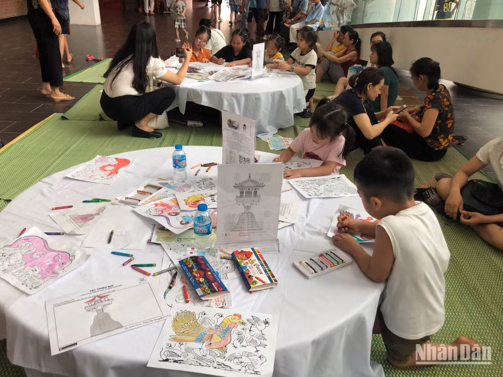 Tác phẩm tô màu tranh dân gian Đông Hồ của "các họa sĩ nhí".