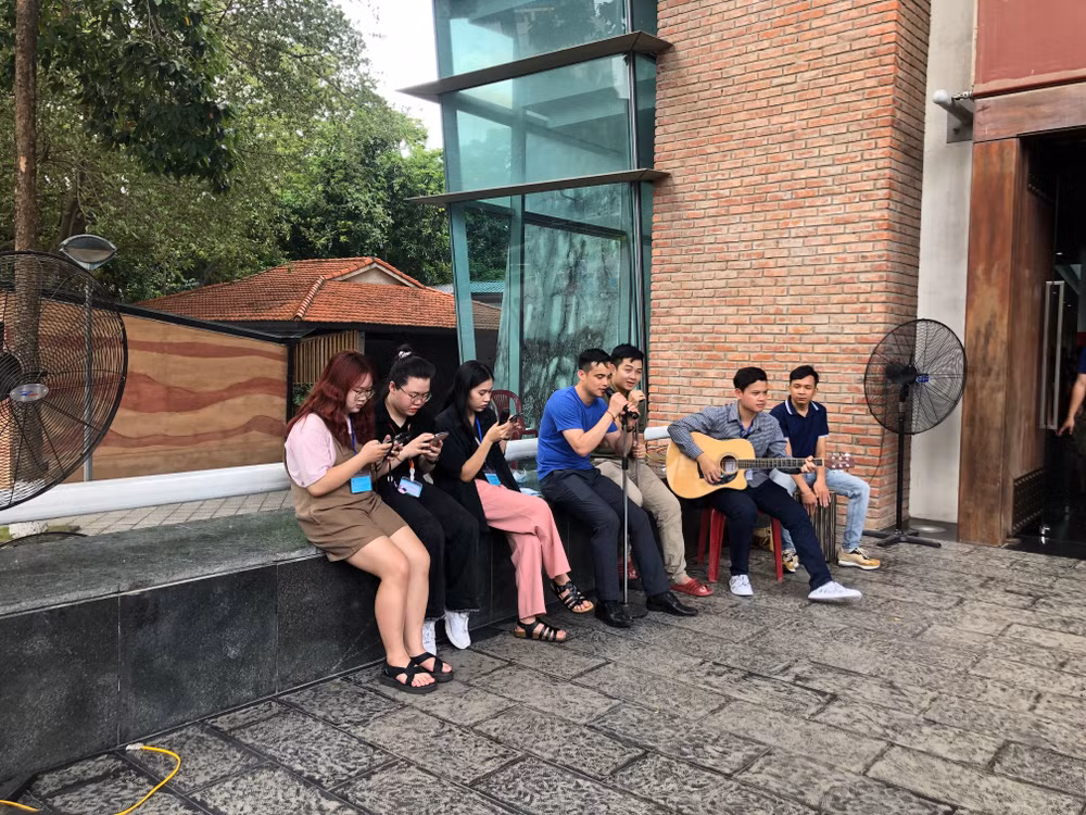 Phút ngẫu hứng của các bạn sinh viên tình nguyện.