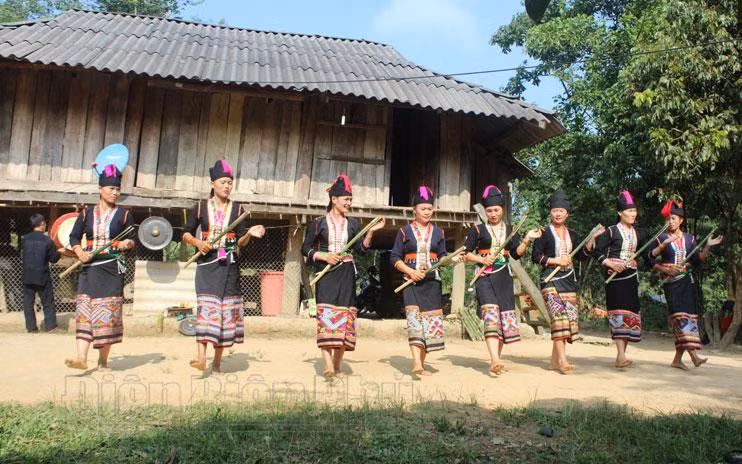 Phụ nữ dân tộc Khơ Mú trình diễn nhạc cụ dân tộc. (Ảnh minh họa)