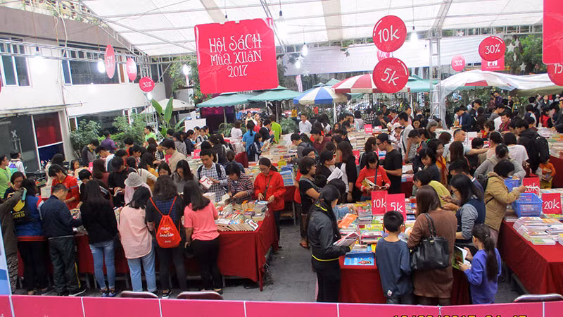 Các hội sách của các đơn vị xuất bản thu hút rất đông độc giả tìm mua sách.
