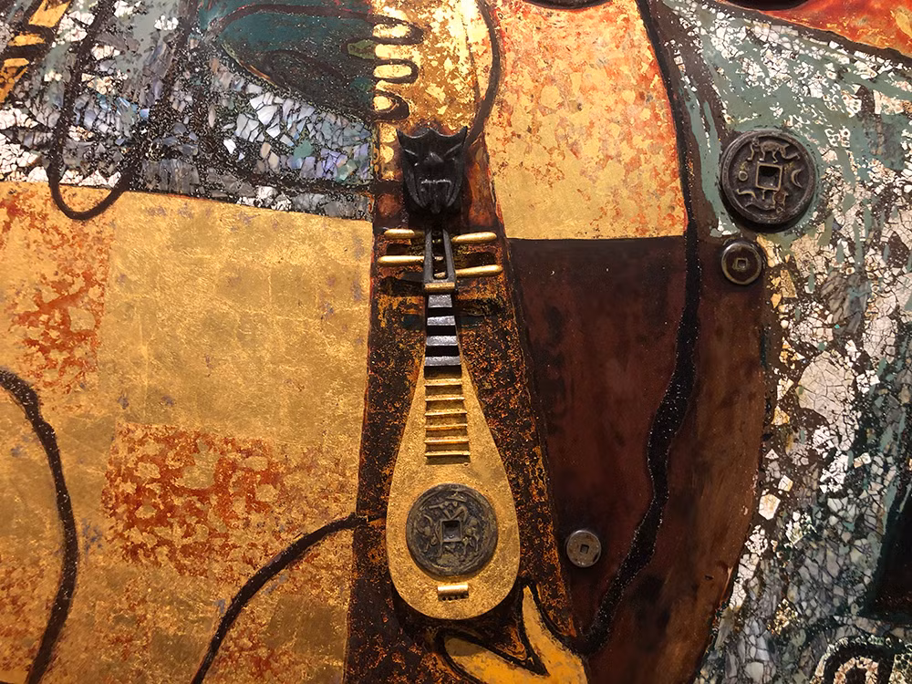 Chi tiết cây đàn và đồng xu trên bức tranh "Những tố nữ".