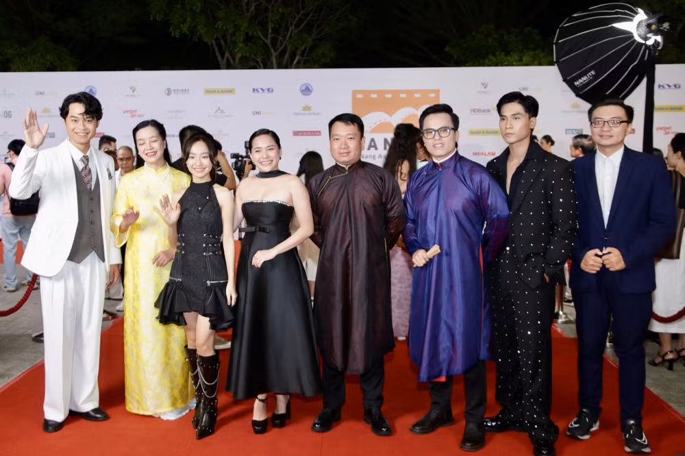 Đoàn làm phim "Kẻ ăn hồn" tại thảm đỏ trước lễ khai mạc.