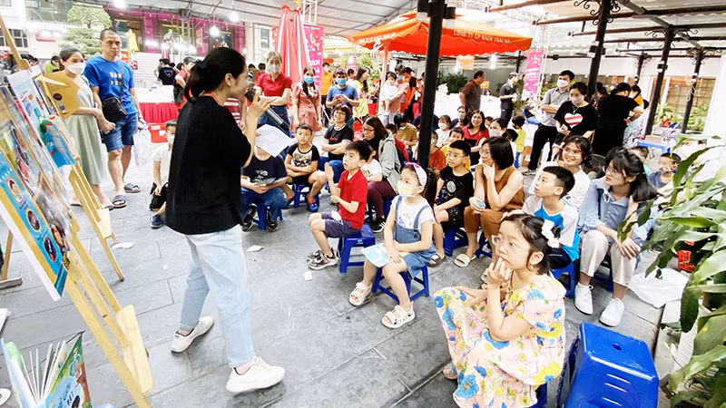 Các hoạt động tương tác, sáng tạo luôn thu hút đông đảo trẻ nhỏ tham gia. (Ảnh: Đinh Tị Books)