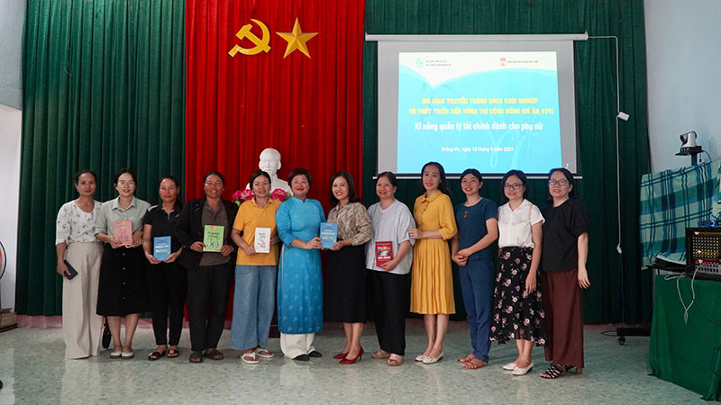 Giám đốc, Tổng Biên tập Nhà xuất bản Phụ nữ Việt Nam Khúc Thị Hoa Phượng thay mặt Nhà xuất bản tặng sách cho các hội viên Hội Phụ nữ địa phương. (Ảnh: Nhà xuất bản)