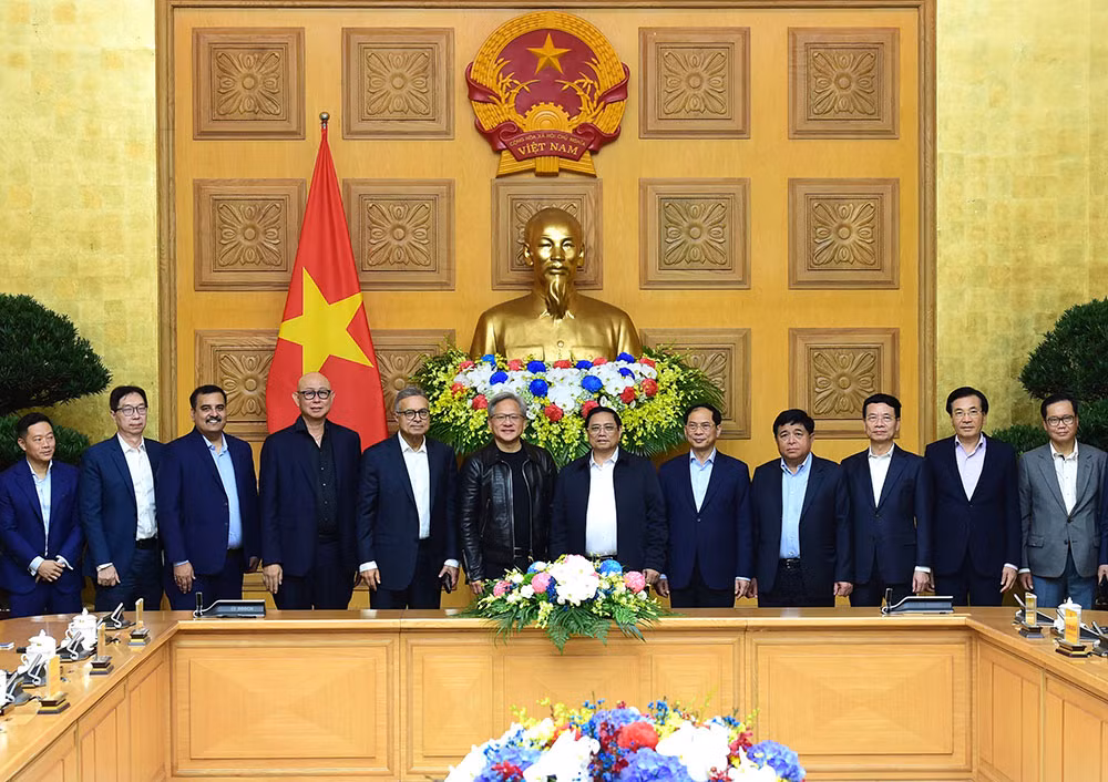 Thủ tướng Phạm Minh Chính và ông Jensen Huang, Chủ tịch kiêm Giám đốc điều hành Tập đoàn NVIDIA cùng thành viên của hai đoàn.