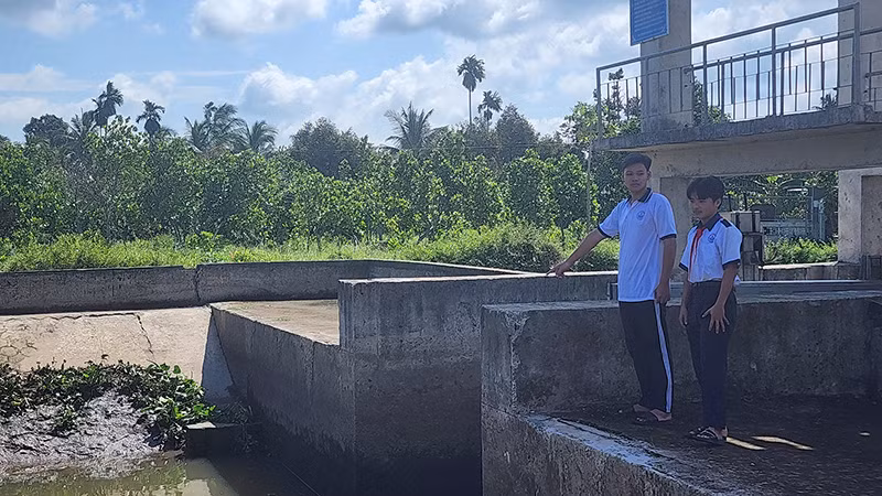 Hai em Mai Hoàng Phi và Nguyễn Thanh Tâm chỉ nơi cứu bạn khỏi đuối nước.