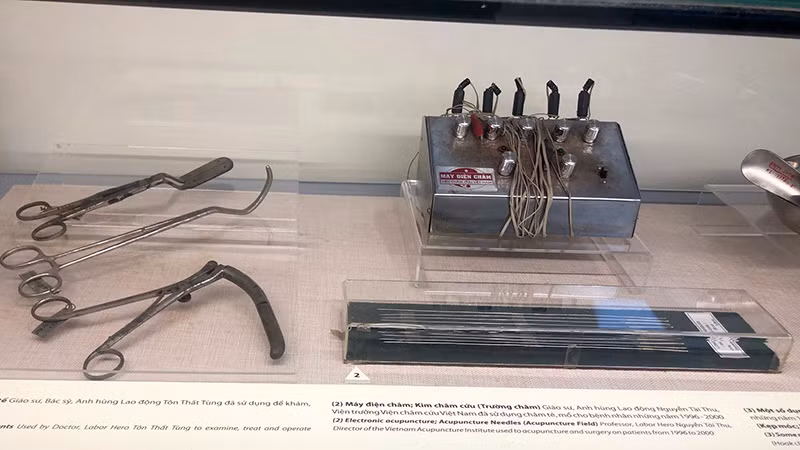 Các bộ dụng cụ y tế của Giáo sư Tôn Thất Tùng và Giáo sư Nguyễn Tài Thu, cũng là những người Anh hùng Lao động. Các bộ dụng cụ y tế của Giáo sư Tôn Thất Tùng và Giáo sư Nguyễn Tài Thu, cũng là những người Anh hùng Lao động.