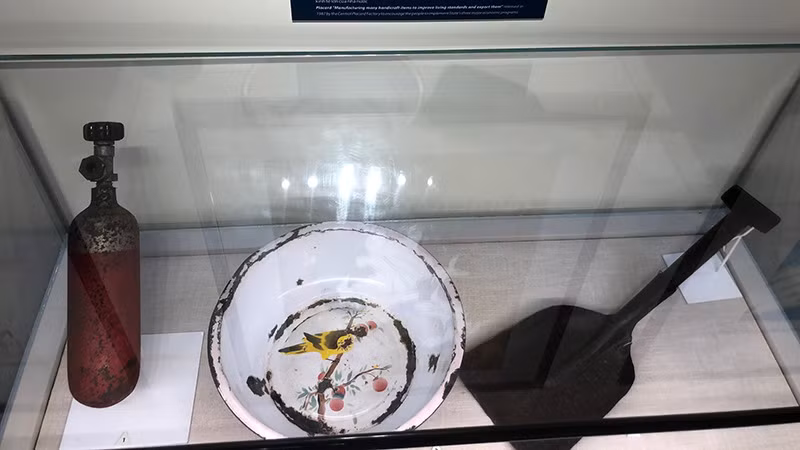 Chiếc chậu men của đội nữ công trình 609. Chiếc chậu men của đội nữ công trình 609.